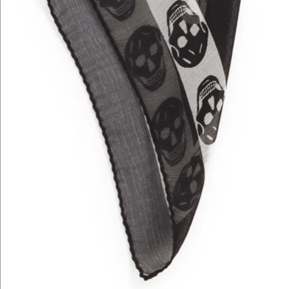 ALEXANDER MCQUEEN Classic Bellflower Silk Scarf Black & Ivory - Picture 5 of 13